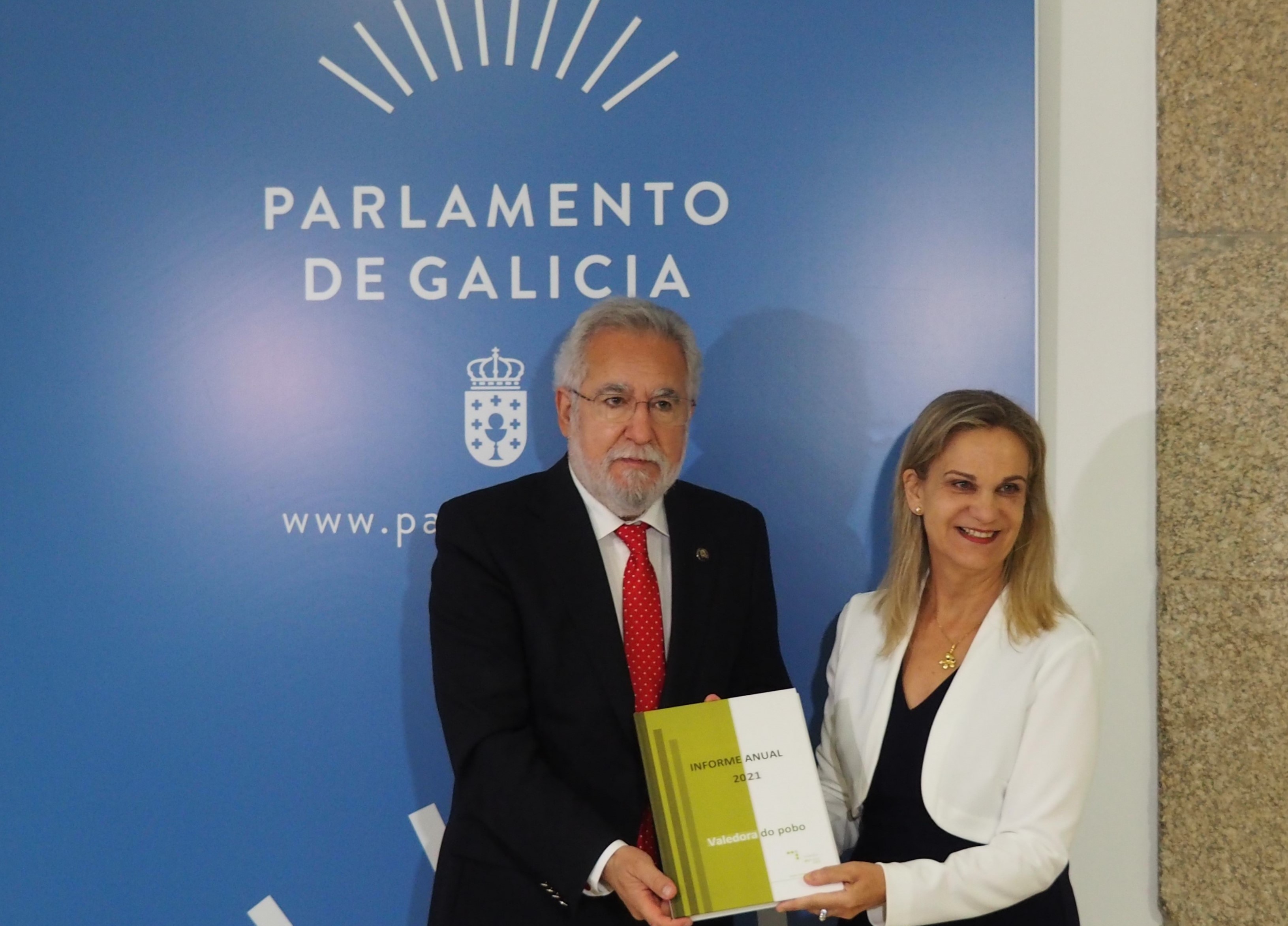 Foto da noticia:A valedora do Pobo entrega ao Parlamento de Galicia o Informe ordinario de 2021